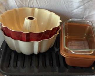 Lot Of 7 Cooking Wear Pieces 2 Pans, 2 Bundt Cake Pans, 3 Bread Loaf Pans