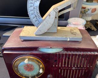 Vtg. Radio and egg scale