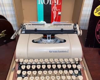 Vtg Underwood typewriter with case