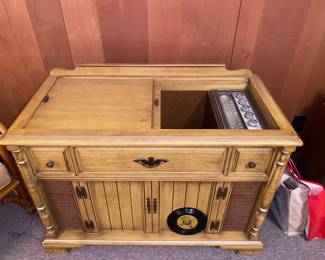 Small Hi-Fi stereo cabinet with working radio