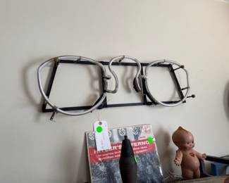 Neon optometrist sign, large glasses