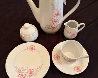 6-Dessert Plates
6-Cups
6-Saucers
Creamer & Sugar
Teapot
1 of 2