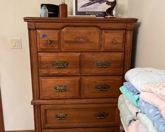 Nice oak dresser. Great condition 