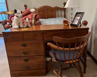 Ethan Allen desk with chair- great condition. 