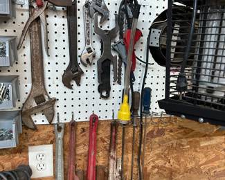 Assorted wrenches