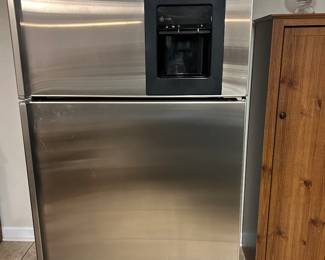Top mount refrigerator with water dispenser