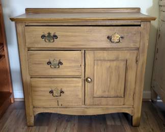 Three Drawer Wash Stand With Lower Cabinet, 29.5" x 32" x 16"