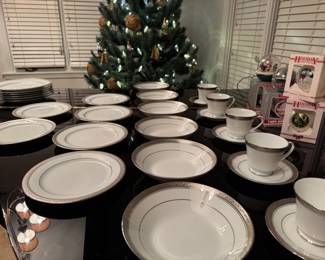 Noritake Crestwood Platinum, Dinnerware Set, 28 Pcs LOT PLA001 https://grandiosegallery.net/products/noritake-crestwood-platinum-dinnerware-set-28-pcs-lot-pla001
