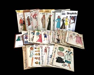 LUGR210 Simplicity Sewing Patterns Sizes are 10-16, looks to be mostly uncut patterns. 28 of all different kind of patterns.
