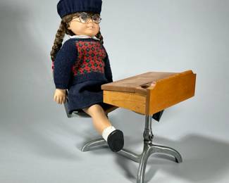 AMERICAN GIRL DOLL | American Girl Doll Molly with school desk and in original outfit with glasses. -  h. 20 in (doll)