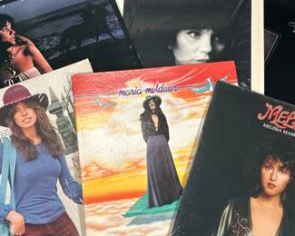 (6pc) LINDA RONSTADT & OTHER VINYL RECORDS | Vinyl record albums including:
Linda Ronstadt "Prisoner in Disguise" (7E-1045)
Linda Ronstadt "Heart Like a Wheel" (ST-11358)
Linda Ronstadt "Hasten Down the Wind" (7E-1072 Stereo)
Carly Simon "No Secrets" (Elektra 75049)
Maria Muldaur self-titled album (MS 2143)
Melissa Manchester "Melissa" (Arista 4031)