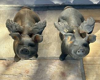 (2pc) PAIR CAST IRON PIGS WITH WINGS | 
Garden decoration: a pair of cast iron black-painted pigs with wings. - h. 8.5 x w. 6.5 x l. 13 in