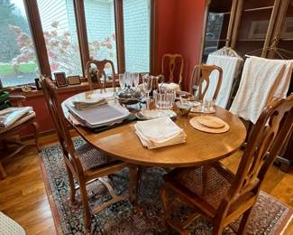 Walnut Dining room table,6 chairs,2 leaves and pads