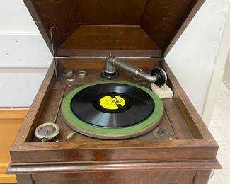 antique working victrola