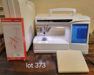 Husqvarna Viking Designer SE sewing/embroidery machine