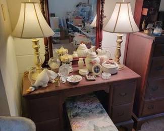 Pineapple post vanity with mirror and stool