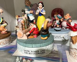 Walt Disney collectibles, Snow Globes, Music boxes, Christmas villages, Mickey, Minnie and all their friends 