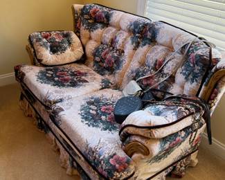 Granny chic / cottage core sofa