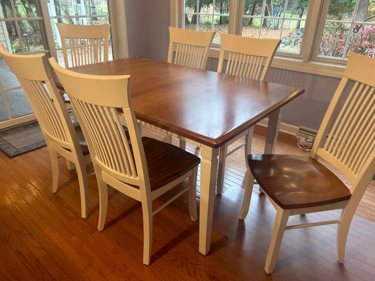 Lovely White and Maple Dining Table w 6 Chairs