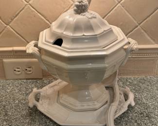 Tureen and ladle
