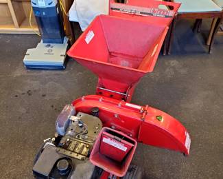Wood and Leaf Chipper-Shredder