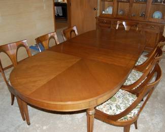 Spectacular Dining table in PERFECT condition and comes with full set of felt pads!