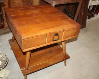 MCM single-drawer lamp table