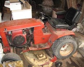 Wheel horse lawn tractor