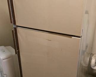 Hotpoint Refrigerator Freezer w/ ice maker