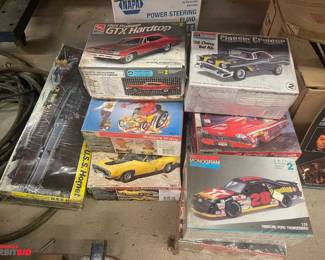 Lot of assorted new model cars.
