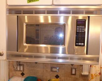 KitchenAid Microwave with Trim Kit
$125.00 / for all / 1 Available. Model: KLMS1555SSS, MFD: 4/08.