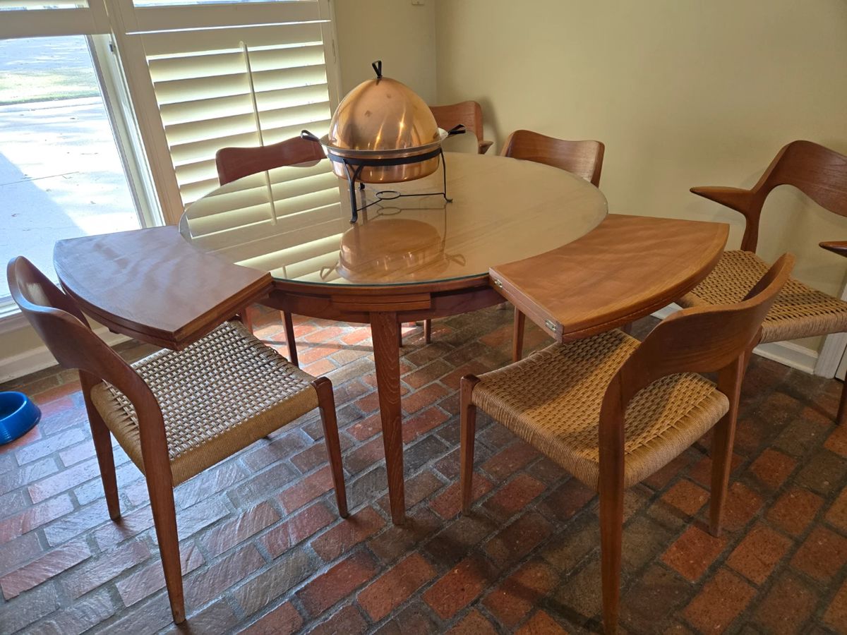 This House of Denmark table and chairs is just cool as all get out!