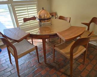 This House of Denmark table and chairs is just cool as all get out!