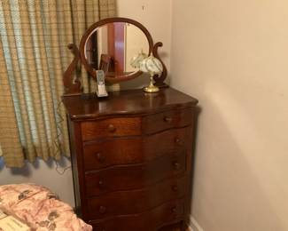 ANTIQUE OAK CHEST OF DRAWERS.   