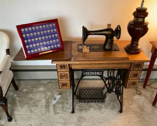 VERY NICE ANTIQUE OAK SINGER MACHINE. AMAZING CONDITION 