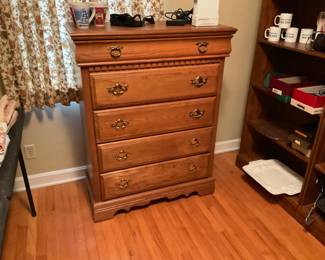 OAK CHEST OF DRAWERS