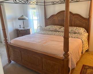 King post bed very clean full setup with mattress and box 