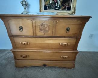 Antique vintage maple 
Solid rock maple 40s to 50s
Nautical style 
Beautiful condition
Full set available for presale 