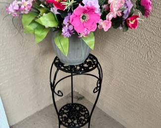 Plant stand and plant 