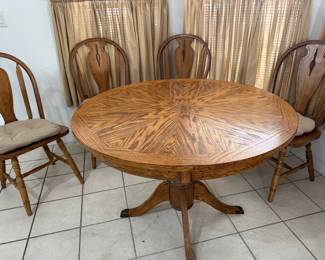 Table chair vintage cottage style round top so clean 