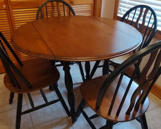 Round Drop Leaf Dinette Table w/4 chairs