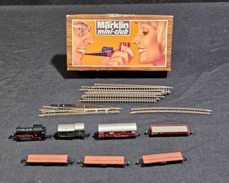 Marklin Mini-Club Z-Scale Locomotive, Cars & Track