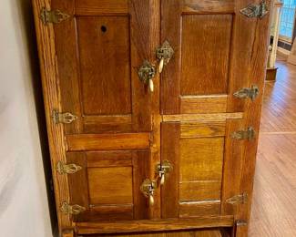 Lot 019-OFF: Antique Icebox