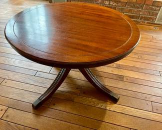 Lot 046-LR: Round Mid-Century Pedestal Coffee/Side Table