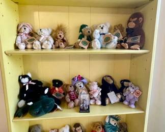 Lot 062-TOY: Boyd Bears & Friends