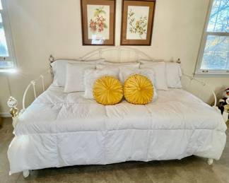 Lot 089-TOY: Daybed & Trundle Vignette