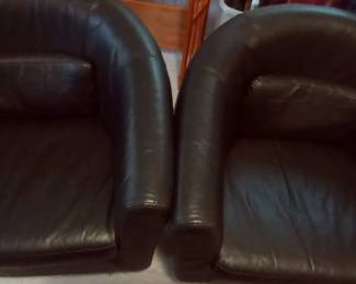 2 matching leather chairs