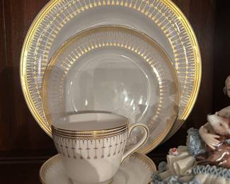 Spode Queens Gate pattern china 12 place settings with 2 set and serving pieces