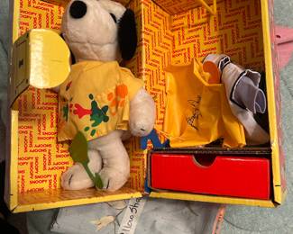 Snoopy carrying case and clothing