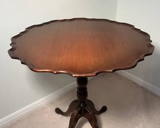 Tilt Top Pie Crust Table
